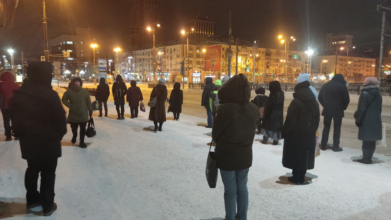Дикие цены на такси и пробки. Как Екатеринбург пережил первый рабочий день в мороз