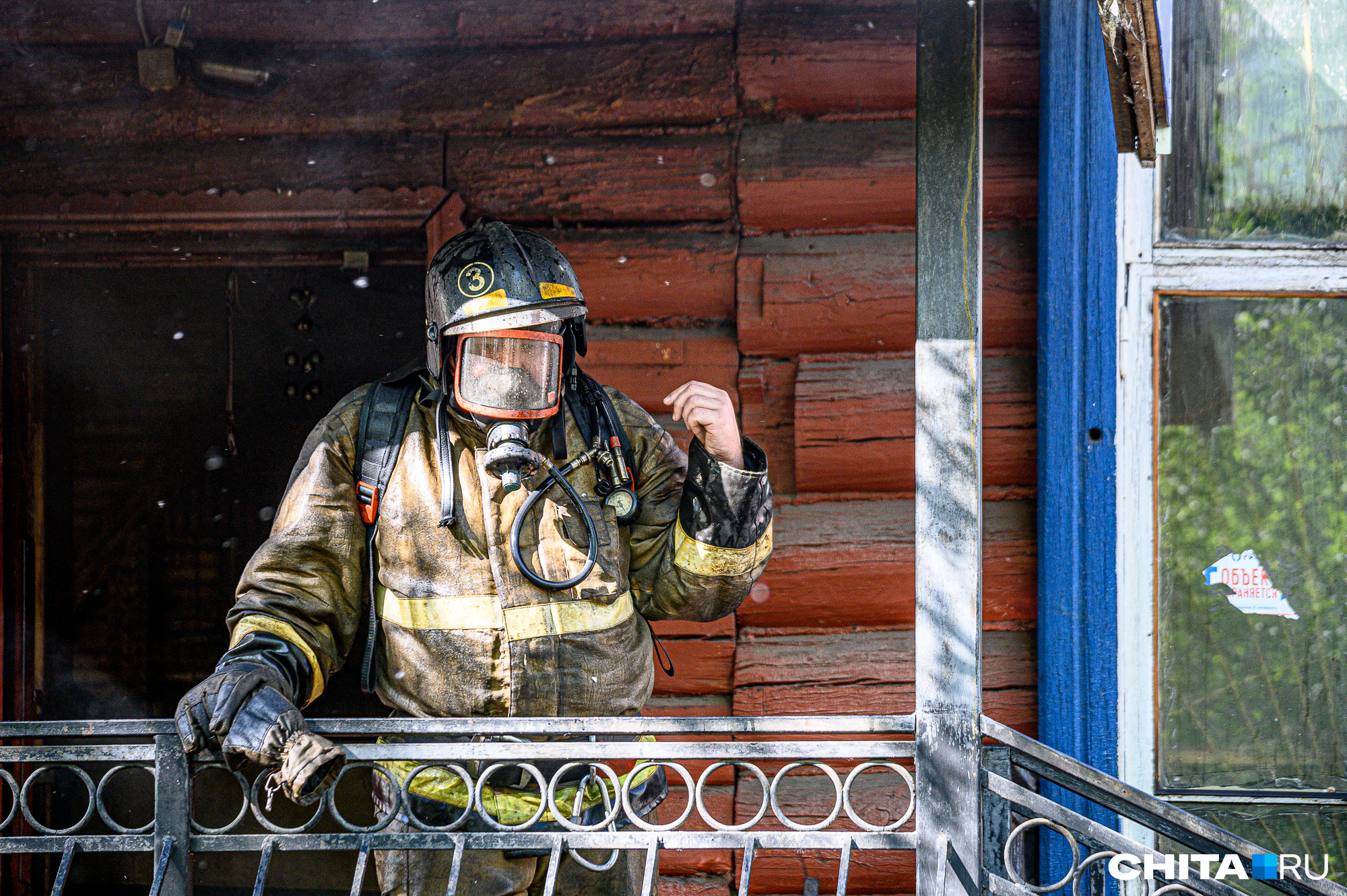 Пожарные на руках вынесли пенсионерку из горящей квартиры в Забайкалье