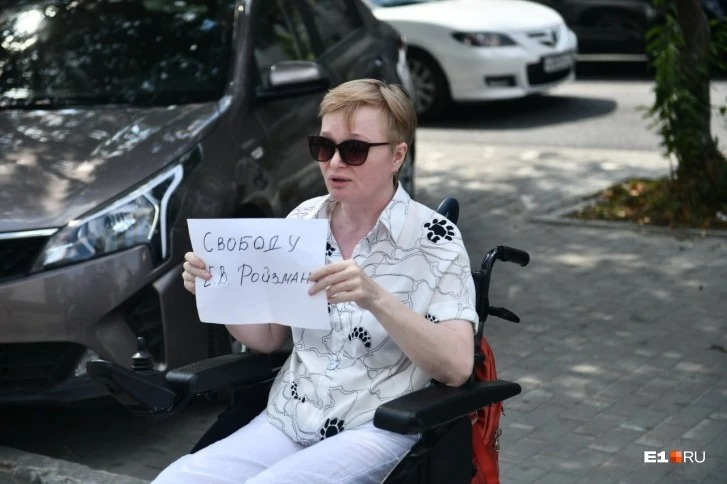 Сегодня к дому Евгения Ройзмана приехала Наталья Туркеева в инвалидной коляске. Политик помогал ей лично