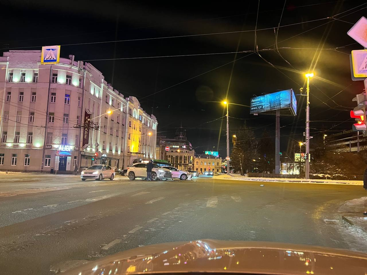 Авария на миллион. В центре Екатеринбурга Toyota Camry влетела в Lexus: видео момента ДТП