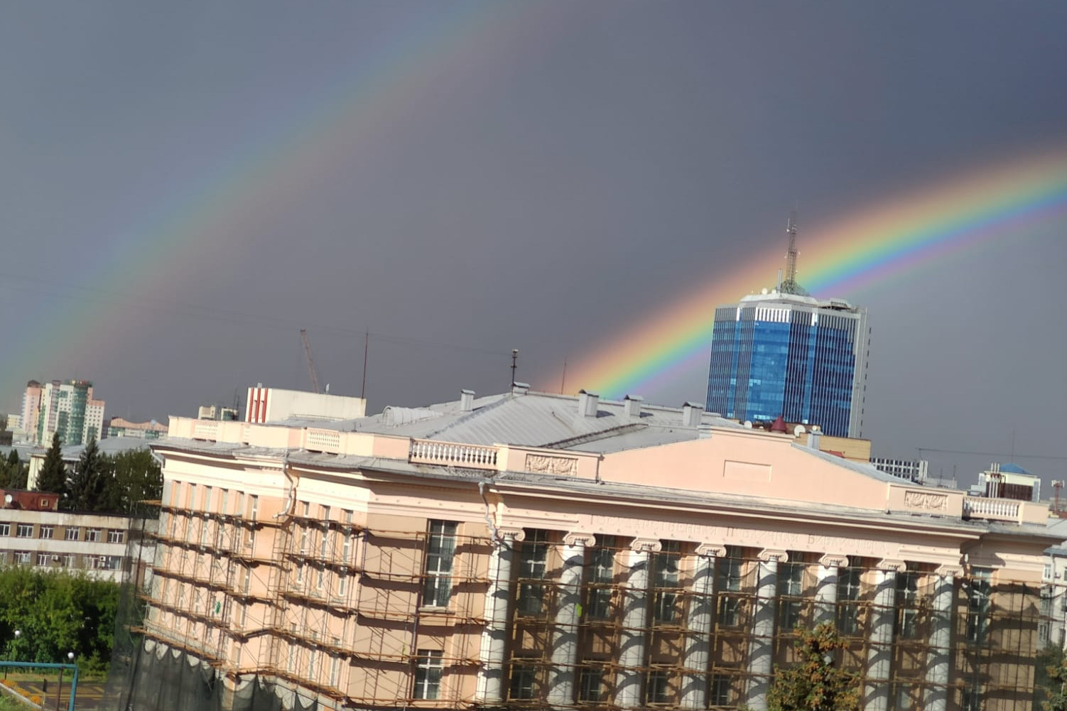 Публичная библиотека и «Челябинск-Сити» на фоне радуги