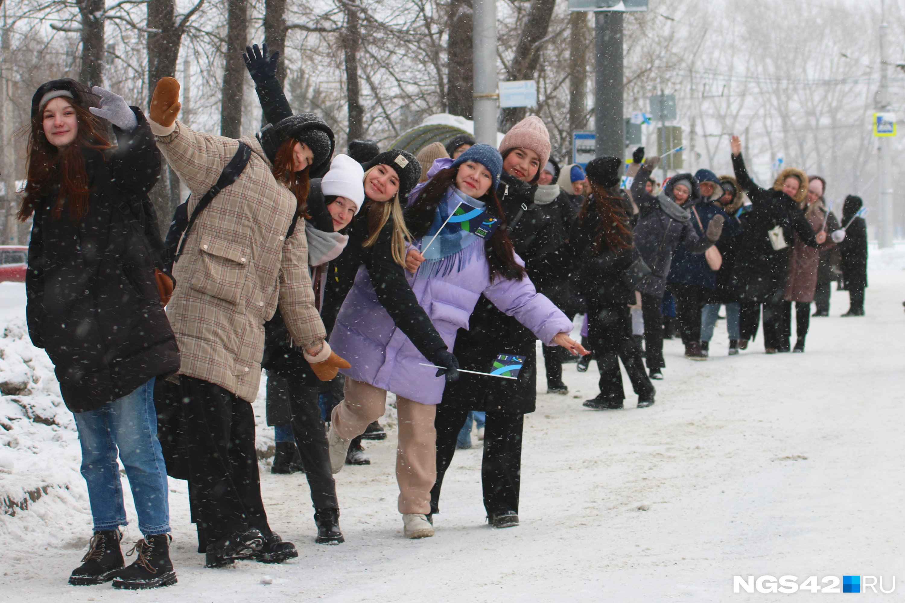 Учащиеся новокузнецких образовательных учреждений собрались на маршруте эстафеты задолго до ее начала. Пока ждали факелоносцев, развлекались как могли
