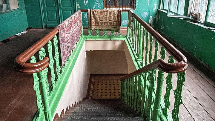 Чугунные лестницы, витражные окна и зенитные фонари. Как выглядят самые красивые парадные Краснодара