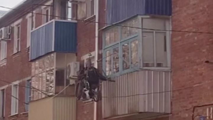 В Тимашевске мужчина соорудил уличный лифт для инвалидной коляски, чтобы подниматься домой