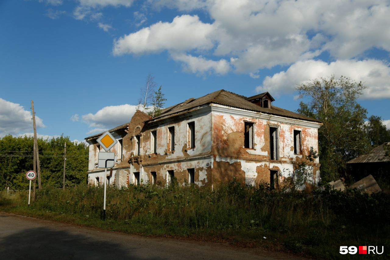 В Верхнечусовских Городках много заброшенных домов, говорят местные