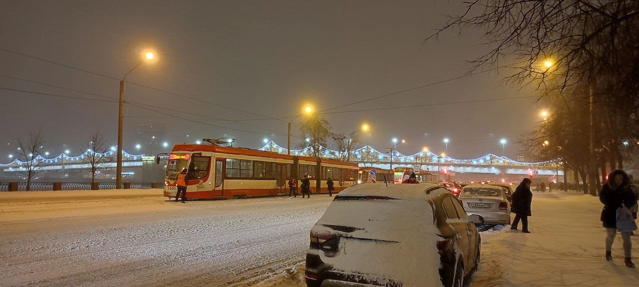 Петербургские трамваи тоже попали в снежный плен. Вагоны стоят на Дальневосточном и на проспекте Обуховской обороны