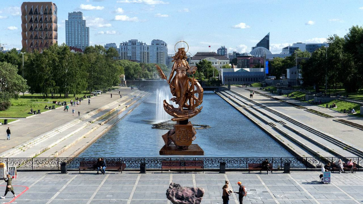 Депутат предложил поставить посреди Екатеринбурга памятник в виде гигантской женщины с колесом