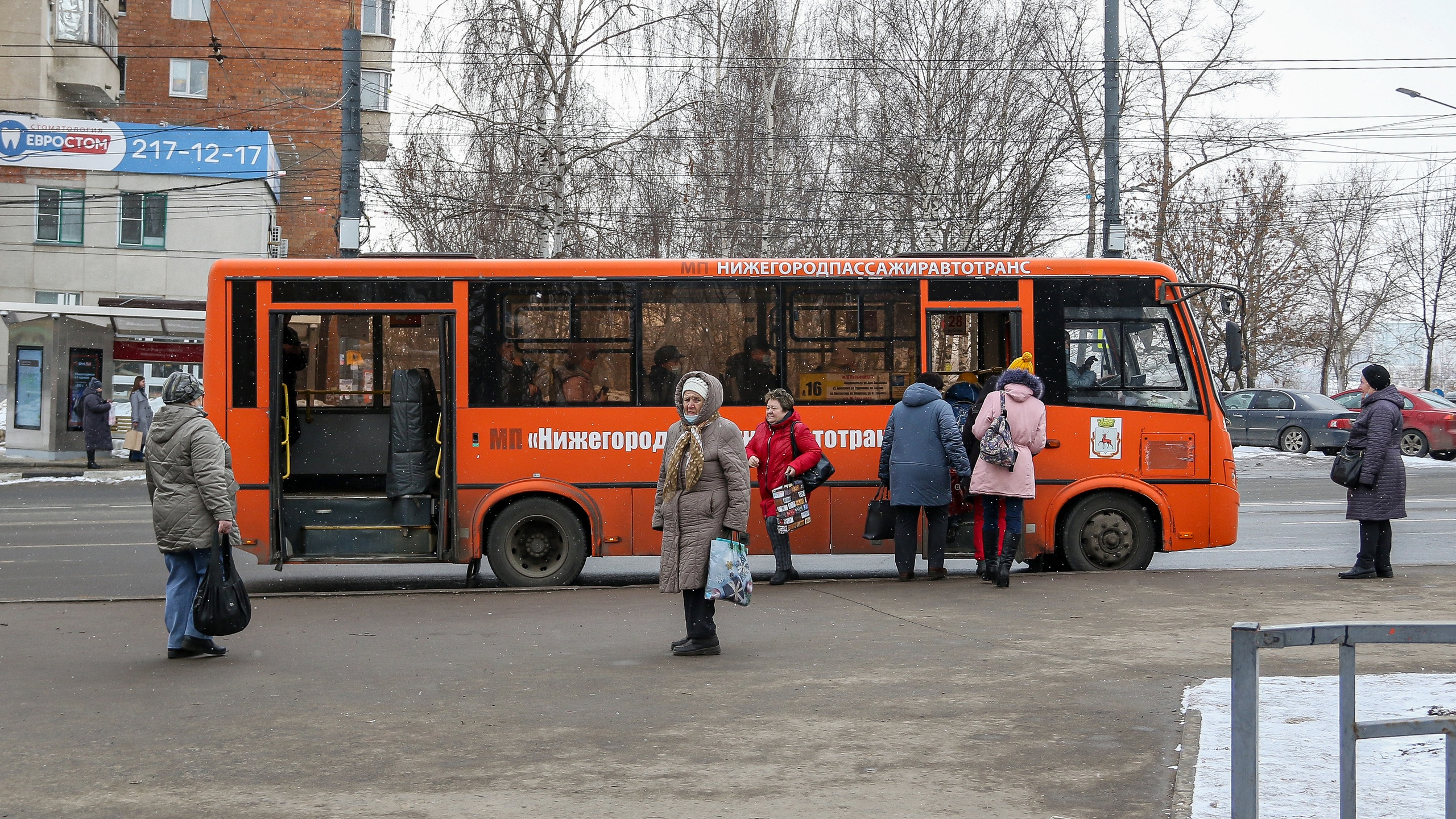 Красный автобус нижний новгород. Автобус Нижний Новгород. Маршрутный автобус. Люди в автобусе. Бесплатный общественный транспорт.