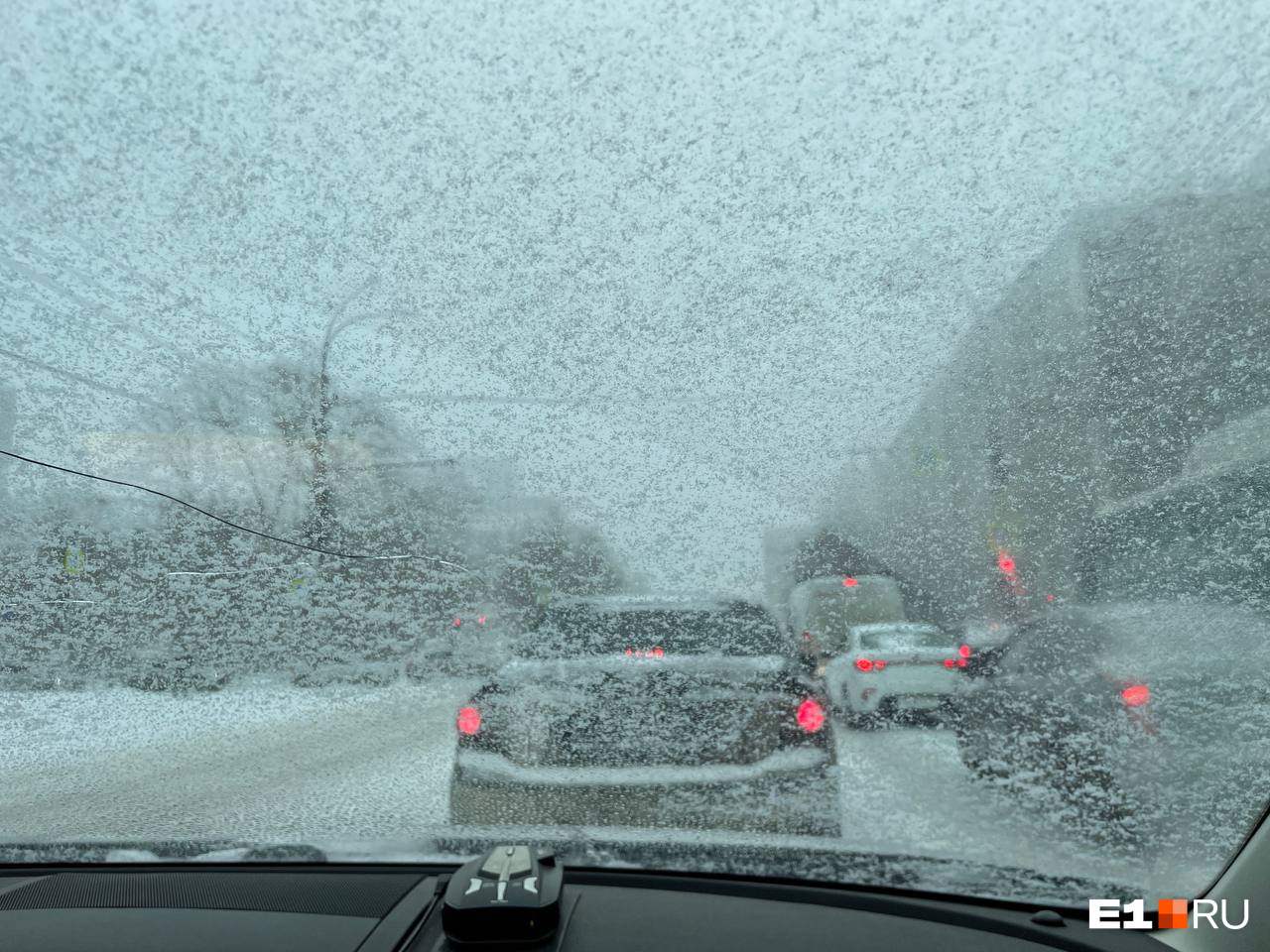 Из-за снегопада видимость на дорогах снизилась