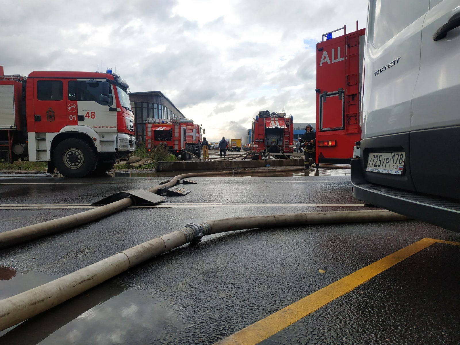 горел склад в шушарах санкт петербург 2022. пожар в шушарах. пожар в шушарах сейчас. санкт петербург шушары пожар. фото пожар шушары.