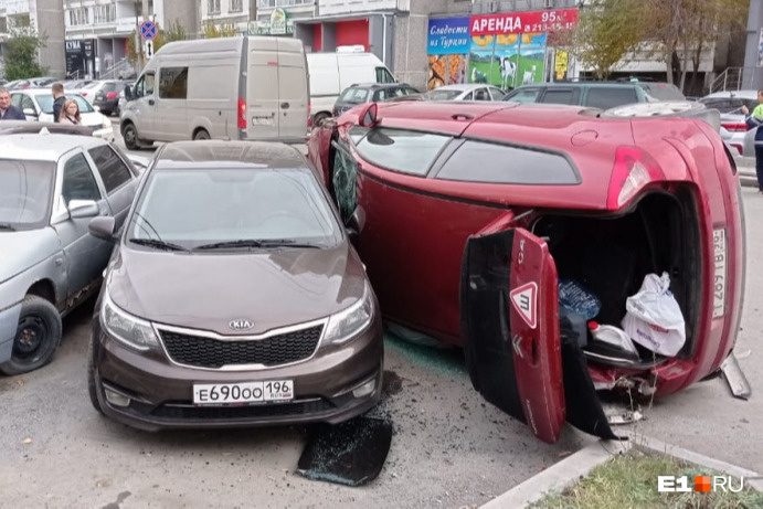 «Подозрительно оперативно»: в Екатеринбурге с участника дорожного замеса сняли обвинения после его жалобы