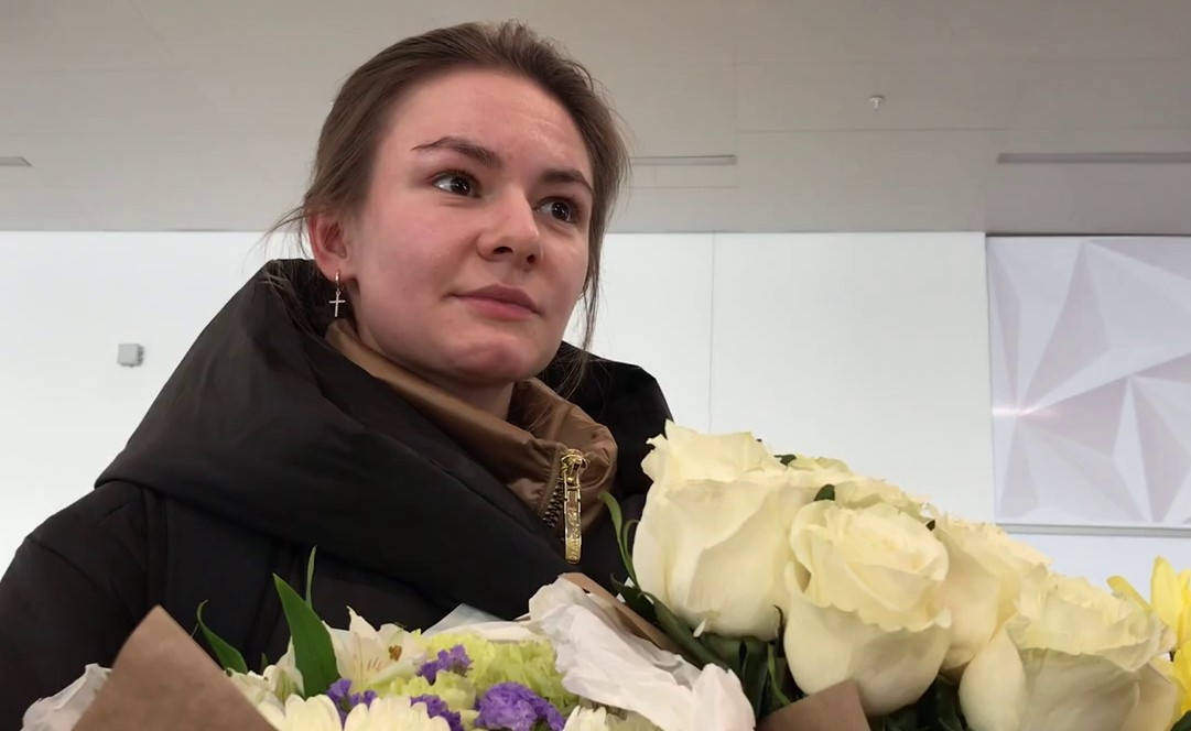 Екатерину Ефременкову по возвращении из Пекина встречали с цветами в аэропорту. Она призналась, что не смогла собраться на Играх эмоционально и в целом была не в лучшей форме