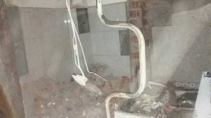 Потрескались стекла, сломалась дверь: водонагреватель взорвался в пятиэтажке Первомайского в Иркутске