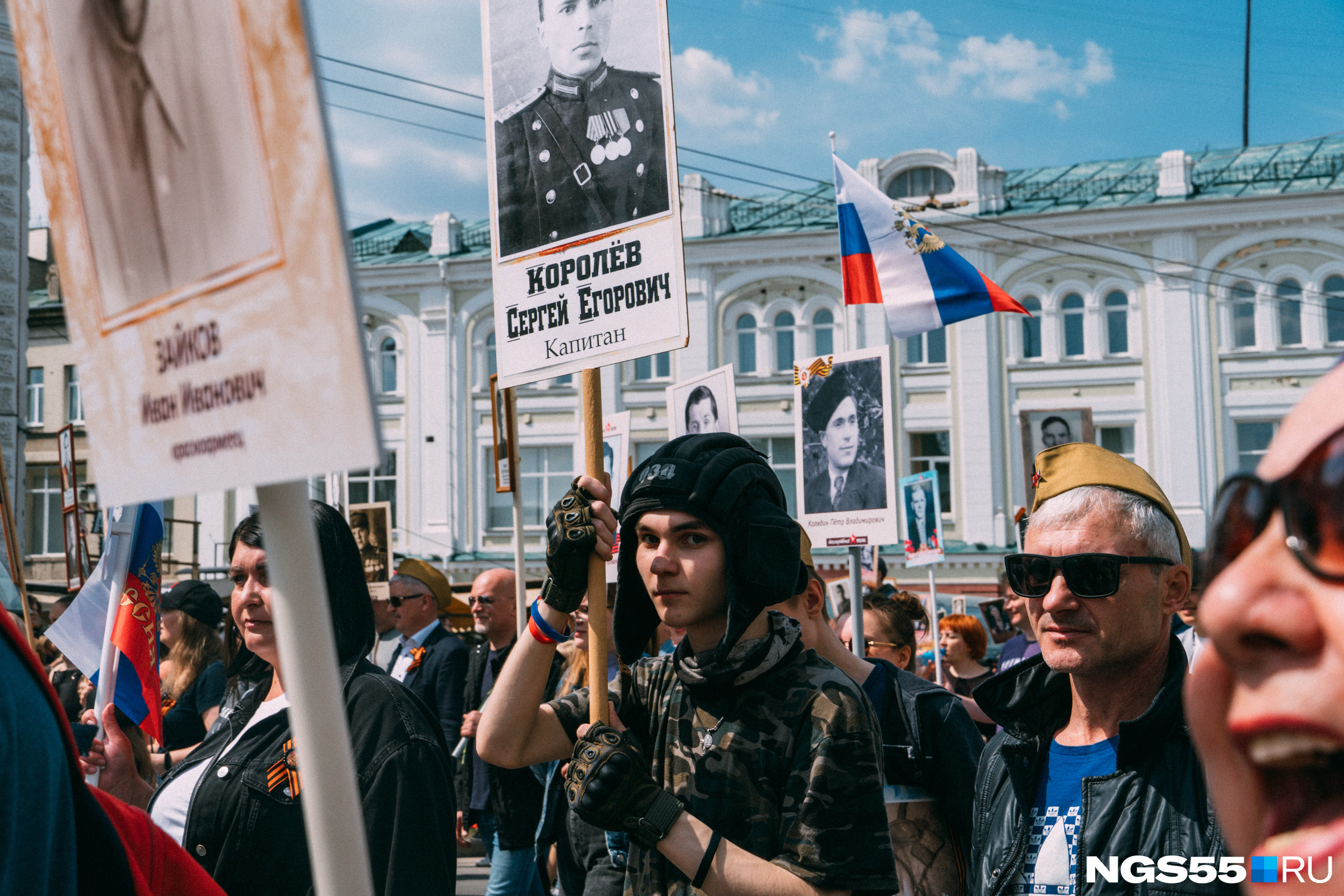 Некоторые участники шествия надели на голову военную пилотку, а этот юноша раздобыл даже шлемофон