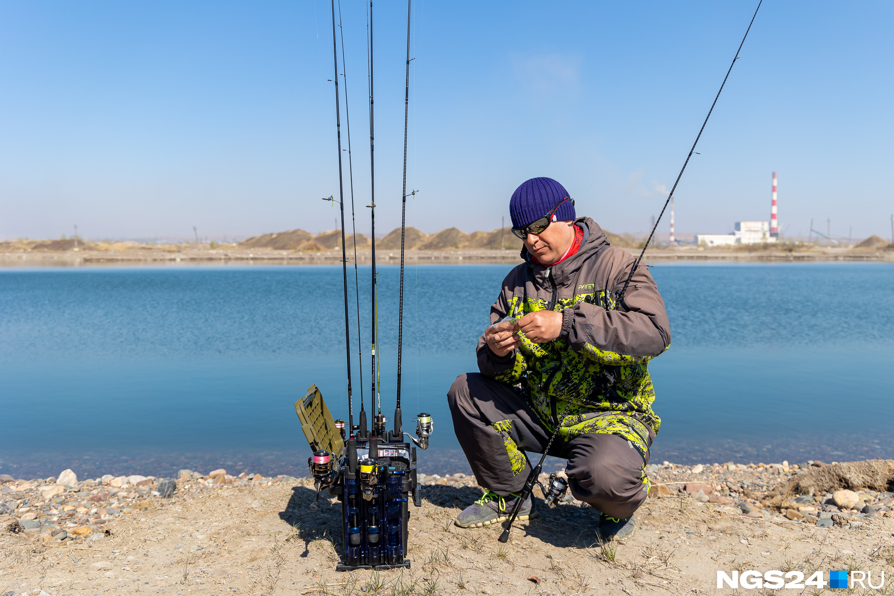 Рыболов-спортсмен Андрей берет с собой на озеро большой профессиональный набор снаряжения