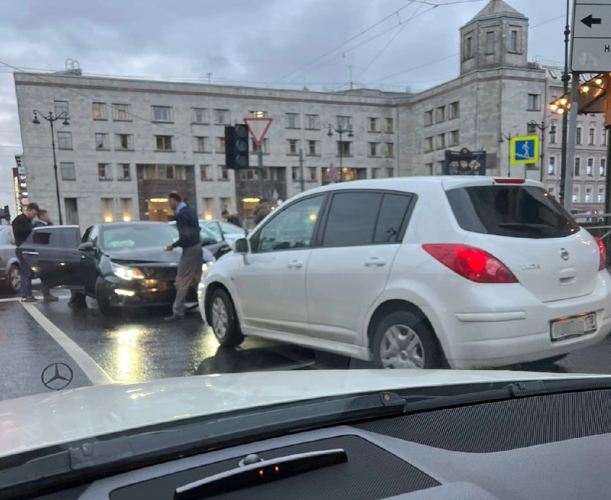 Водители спб на авто компании. Петербургский водитель. Питер из окна трамвая. На перекрёстке только трамваи.