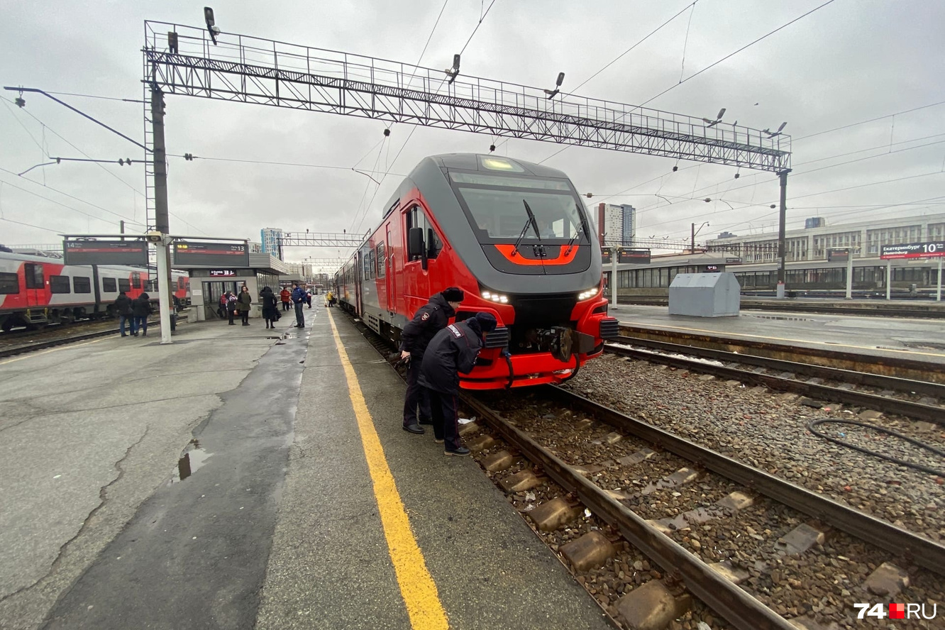 Человека сбил поезд фото