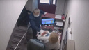 Мужчина в маске ограбил квартирное бюро в Новосибирске — инцидент попал на видео