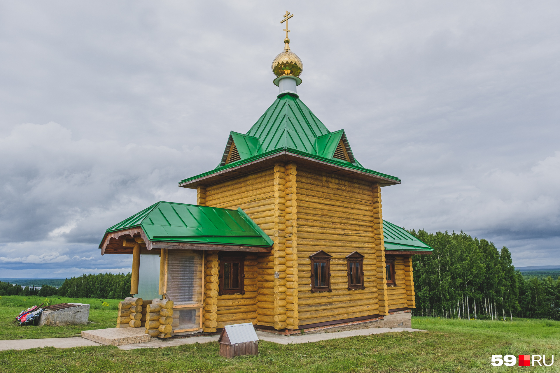 Церковь стоит на берегу реки Церковь стоит на берегу реки