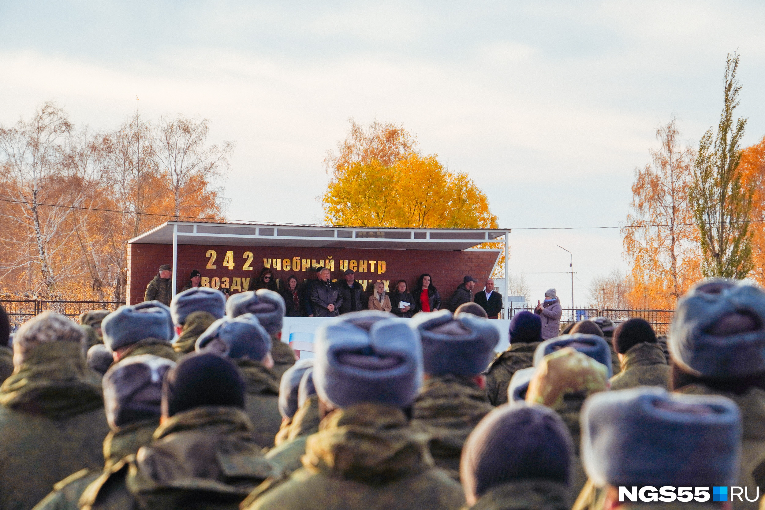 Перед мобилизованными выступили военные Перед мобилизованными выступили военные