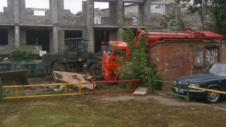 На Урале мусоровоз провалился под землю. Видео