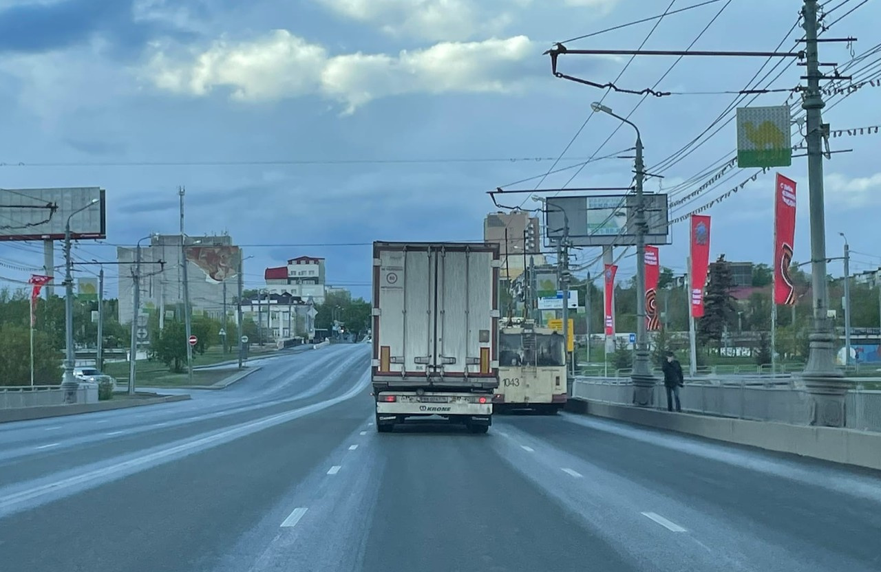 А эта фура с полуприцепом шпарит по мосту через реку Миасс по Свердловскому проспекту А эта фура с полуприцепом шпарит по мосту через реку Миасс по Свердловскому проспекту