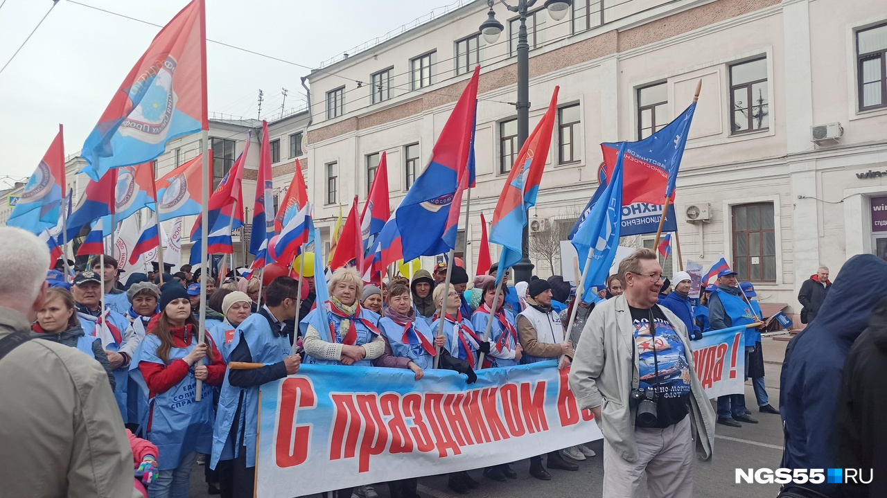 Люди из Федерации омских профсоюзов уже готовы к шествию