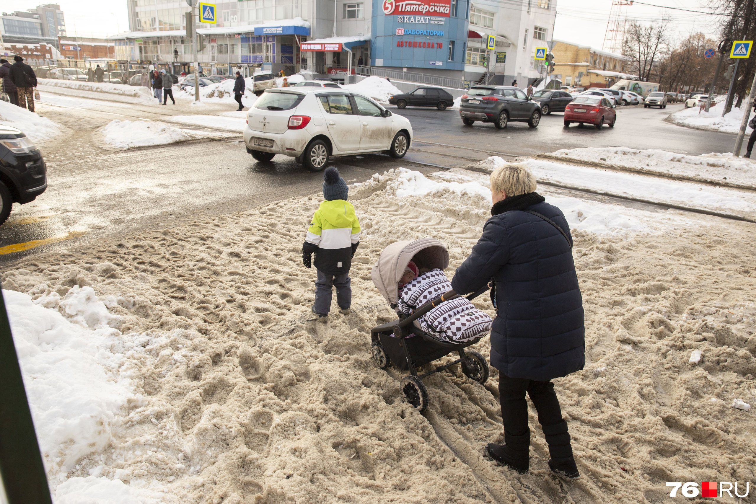 Потолкаешь месяцок коляску по такой мерзкой жиже — накачаешь мускулы Потолкаешь месяцок коляску по такой мерзкой жиже — накачаешь мускулы
