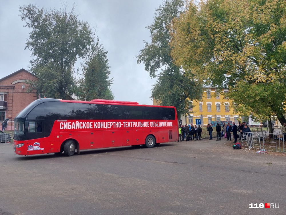 На таком автобусе привезли мобилизованных в Казань На таком автобусе привезли мобилизованных в Казань