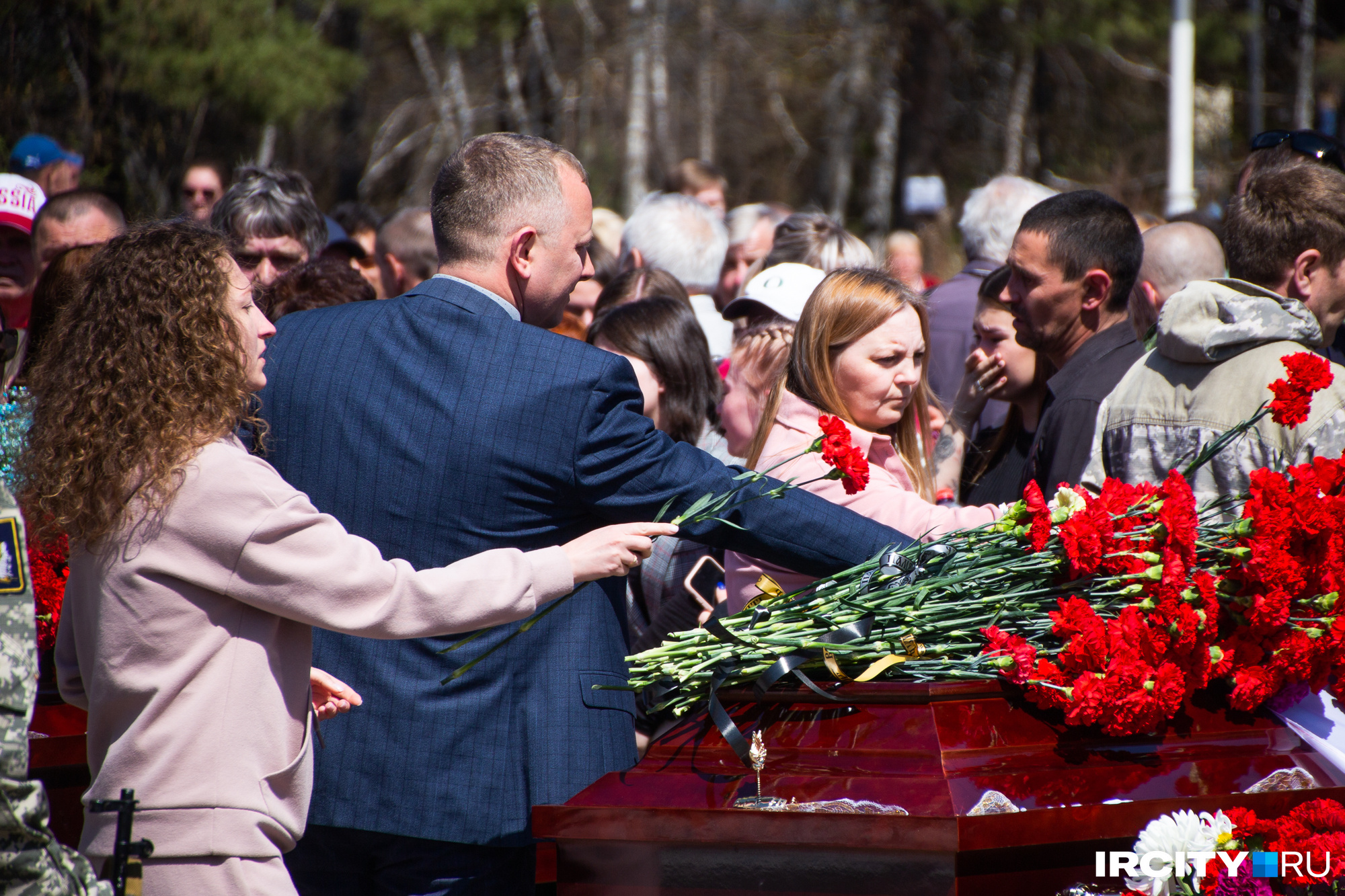 Маи прощание. Церемония прощания с военнослужащим погибшим на Украине. Прощание с украинскими солдатами.