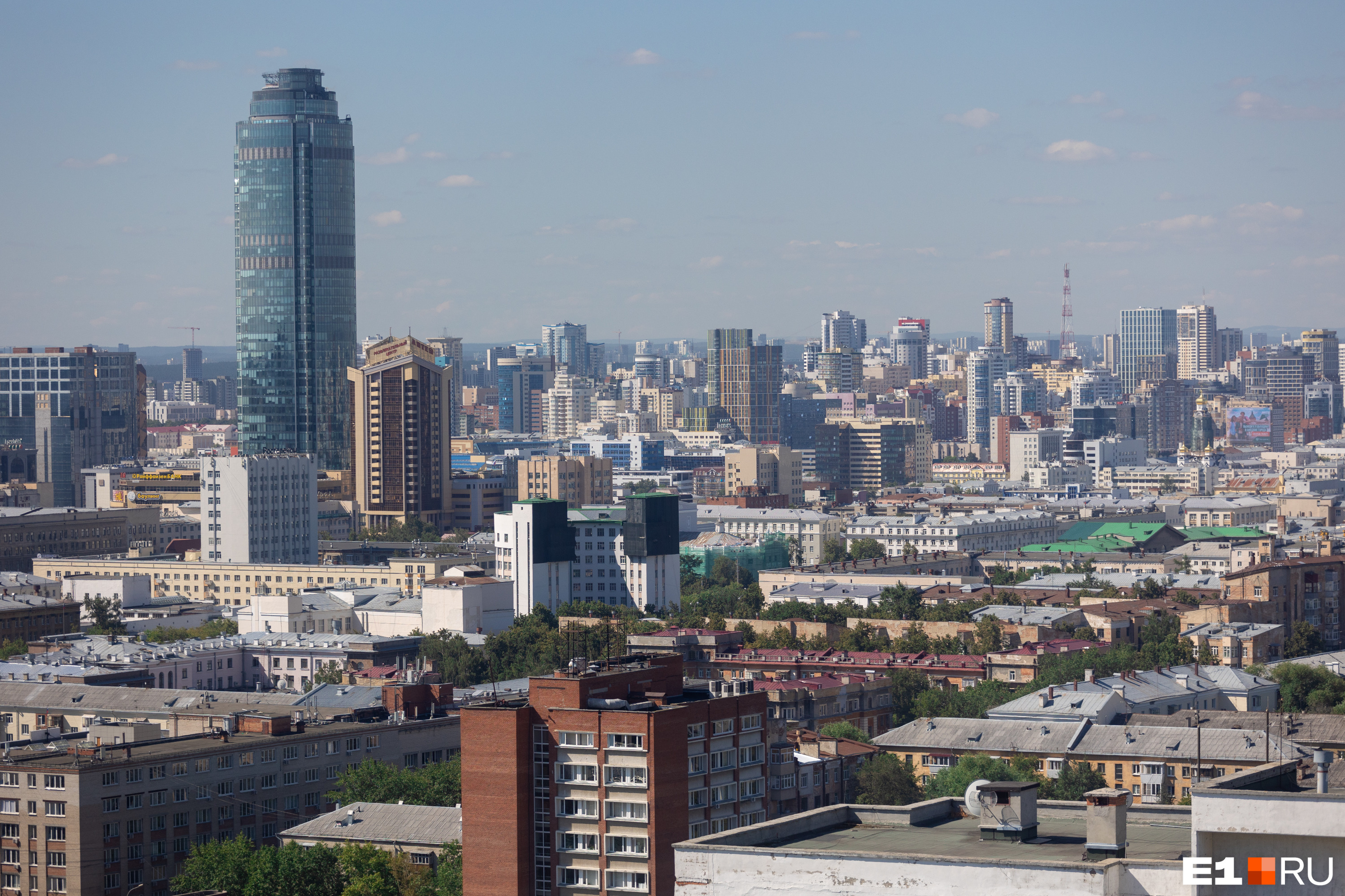 А это вид на центр города и небоскреб «Высоцкий»