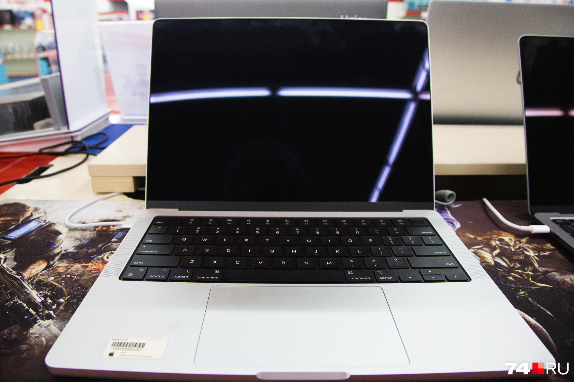 На ноутбуках от Apple теперь только английский