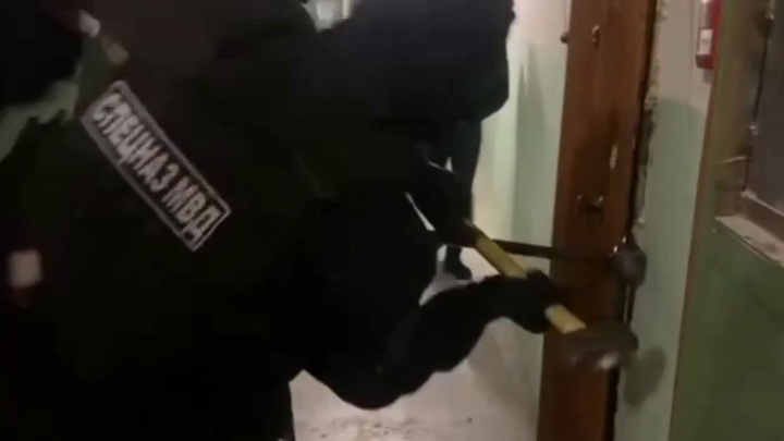 «Всем на пол!» Спецназ с кувалдой вломился в квартиру екатеринбургского журналиста