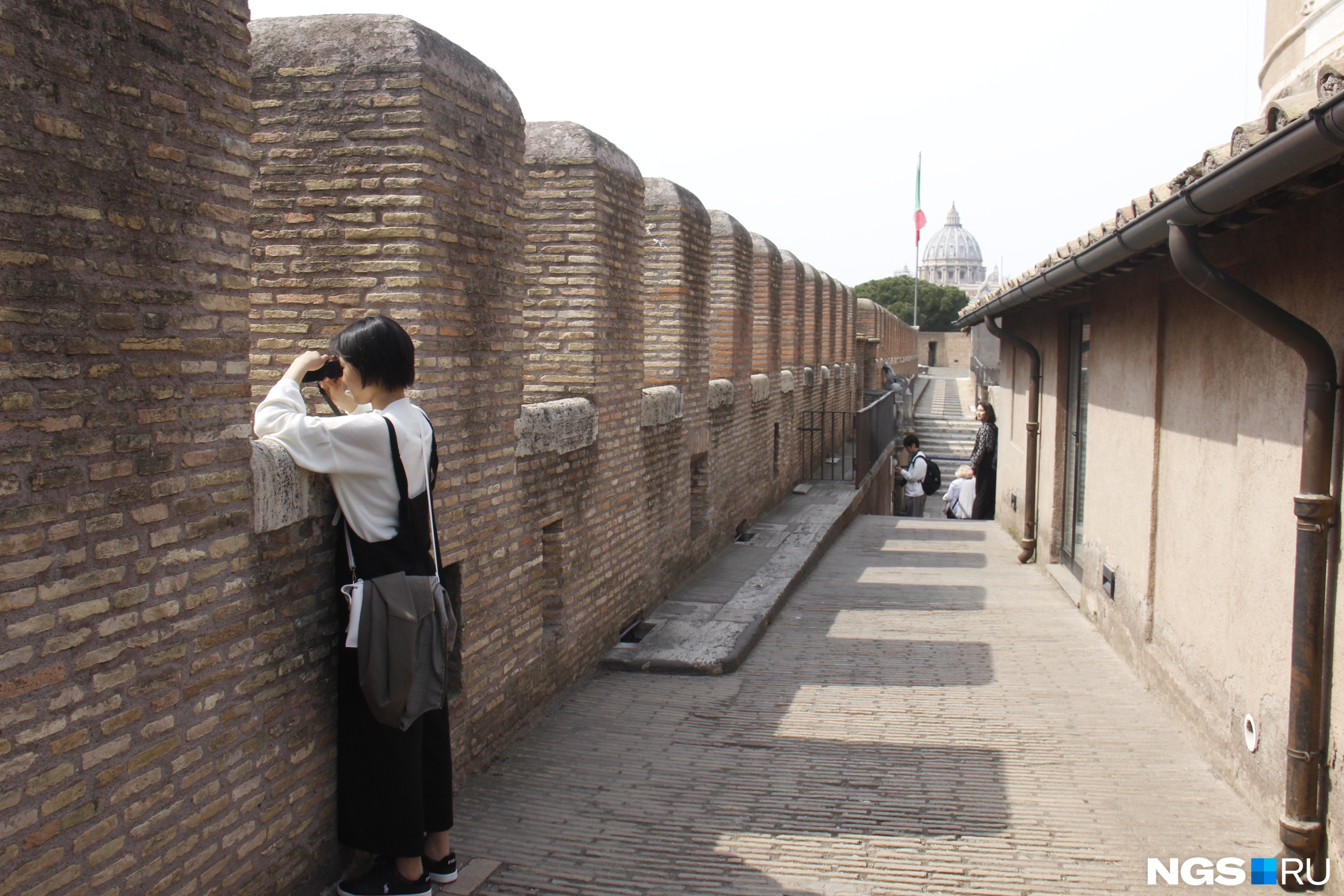 Туристы на стене в Замке Ангела в Риме