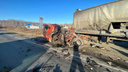 Под Челябинском столкнулись две фуры и легковая машина. Один из водителей погиб