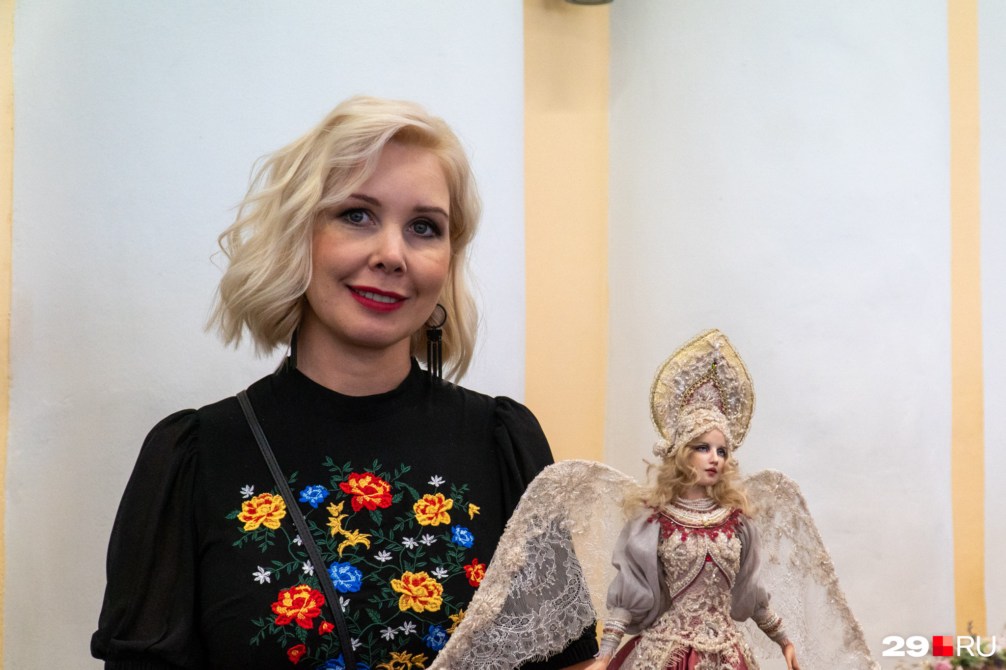 Марина Минина делает фарфоровые интерьерные куклы. Мы уже <a href="https://29.ru/text/gorod/2018/04/26/54364361/" class="_" target="_blank">рассказывали о ее работах</a> и о том, как она <a href="https://29.ru/text/business/2017/10/23/53413161/" class="_" target="_blank">оставила ради этого бизнеса</a> маникюрное дело Марина Минина делает фарфоровые интерьерные куклы. Мы уже <a href="https://29.ru/text/gorod/2018/04/26/54364361/" class="_" target="_blank">рассказывали о ее работах</a> и о том, как она <a href="https://29.ru/text/business/2017/10/23/53413161/" class="_" target="_blank">оставила ради этого бизнеса</a> маникюрное дело