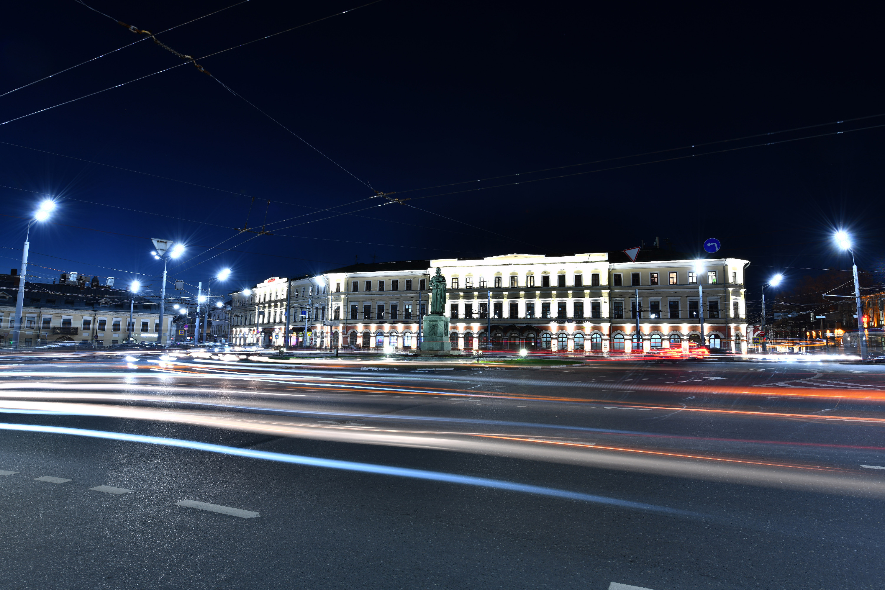 Так светится здание Главпочтамта на Богоявленской площади