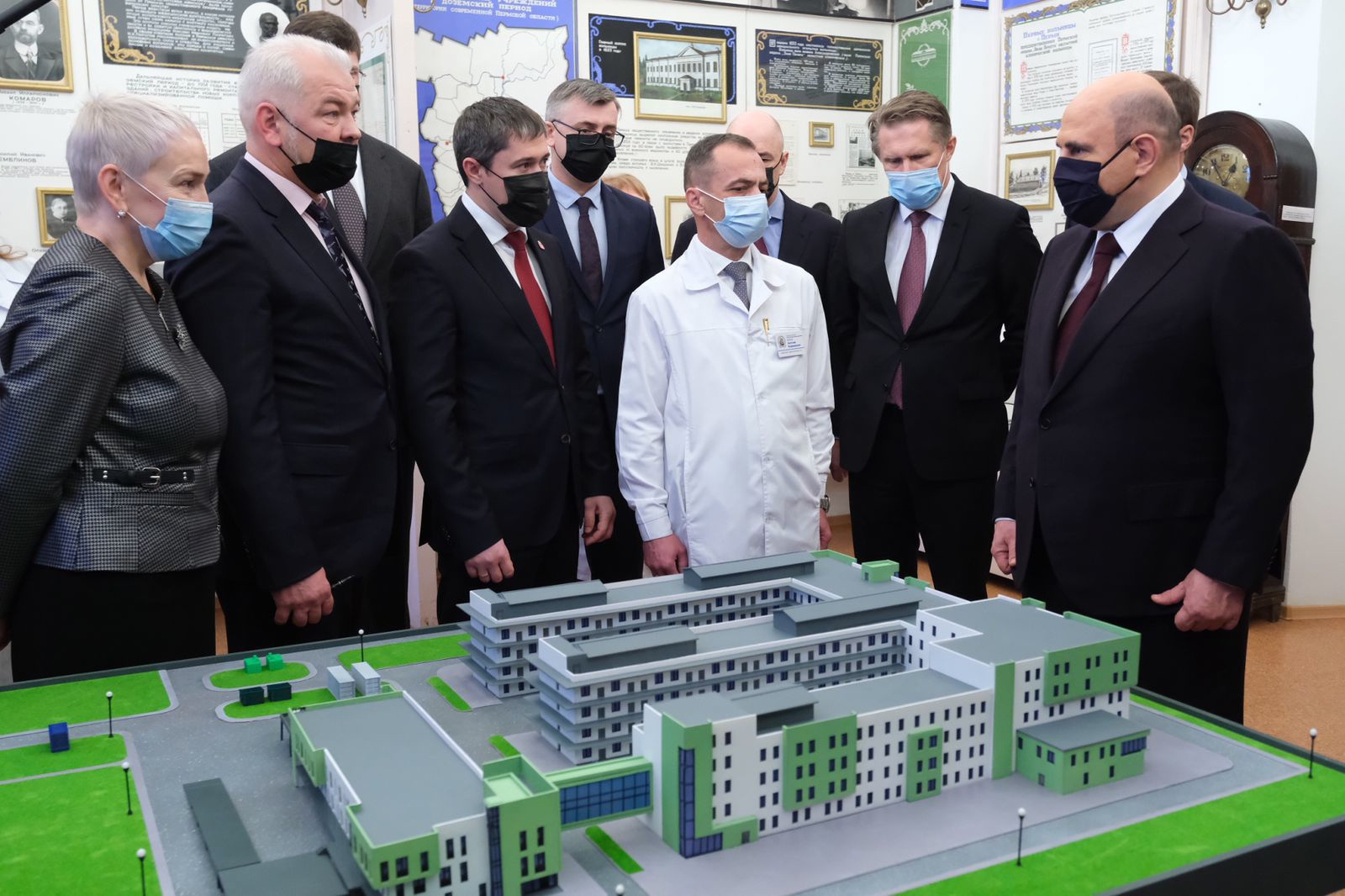 Михаил Мишустин (первый справа) на презентации проекта новой инфекционной больницы