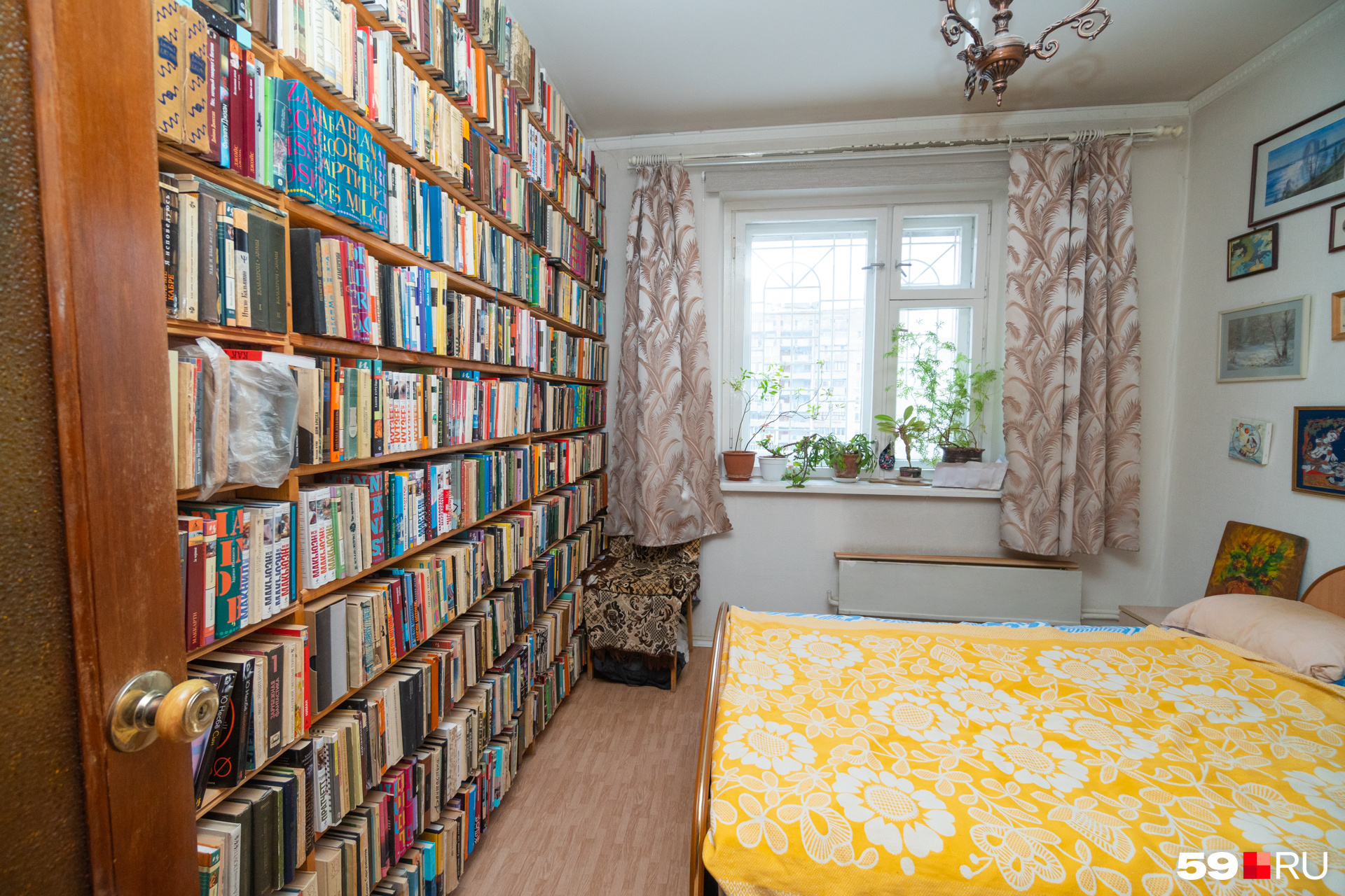 «Я думаю, куда всё это денется после меня? Сейчас же просто книги выбрасывают. Юля говорит, что не позволит, она любит книги и сохранит» «Я думаю, куда всё это денется после меня? Сейчас же просто книги выбрасывают. Юля говорит, что не позволит, она любит книги и сохранит»