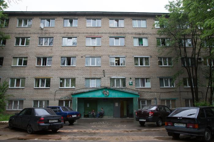 Первокурсники живут по 4 человека в комнате, за проживание в общежитие студенты платят около 800 рублей в месяц