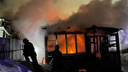 В селе под Новосибирском вспыхнул частный дом — огонь перекинулся на пристройки, обрушилась крыша