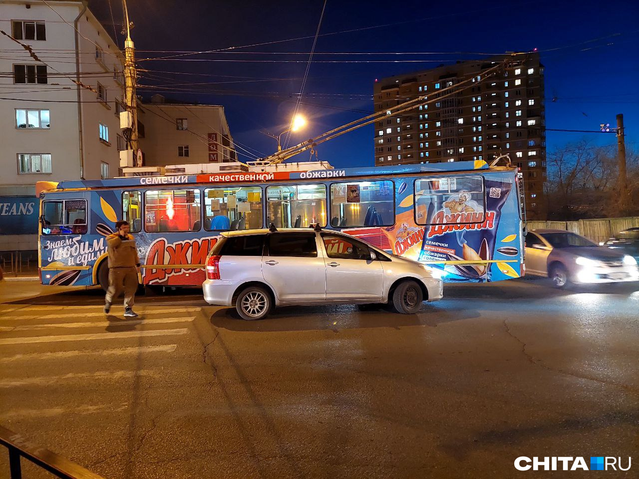 Легковушка и троллейбус столкнулись около «Сувениров» в Чите