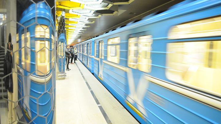 В Екатеринбурге остановилось движение в метро. Объясняем, что произошло