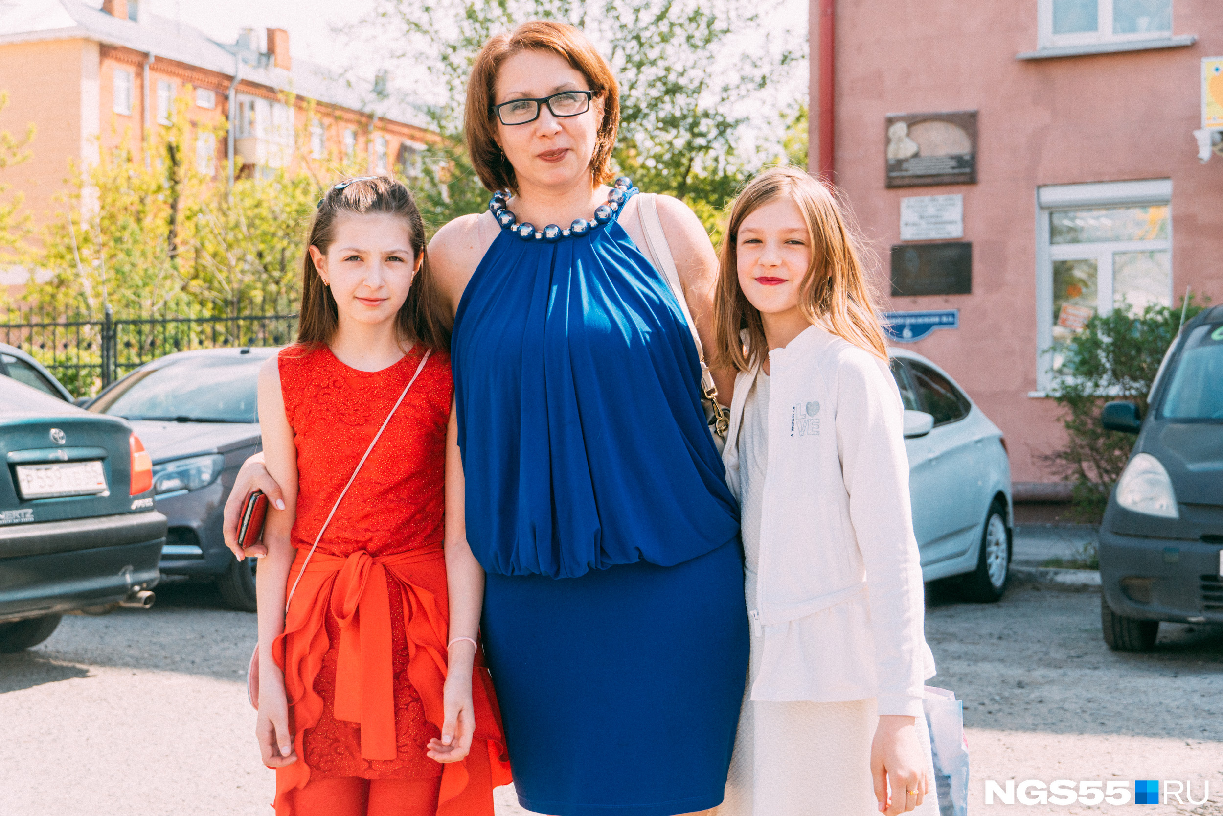 Омичи старались нарядиться по-особенному: эта женщина и две ее дочери подобрали одежду цветов российского флага