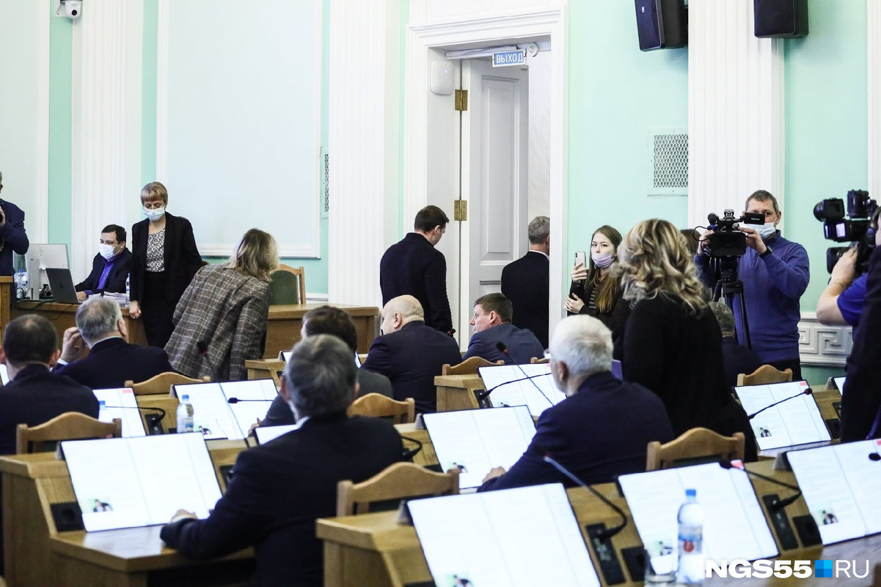 Фракция коммунистов <a href="https://ngs55.ru/text/politics/2021/12/15/70317353/" class="_" target="_blank">демонстративно покидает зал заседаний до голосования</a>. Так они протестуют против безальтернативных выборов Фракция коммунистов <a href="https://ngs55.ru/text/politics/2021/12/15/70317353/" class="_" target="_blank">демонстративно покидает зал заседаний до голосования</a>. Так они протестуют против безальтернативных выборов