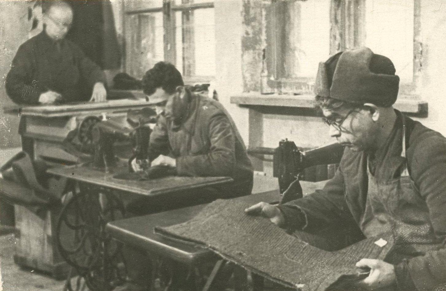 Пошив обуви в цехе завода № 18 имени К. Е. Ворошилова (сейчас — «Авиакор»), 1942 год