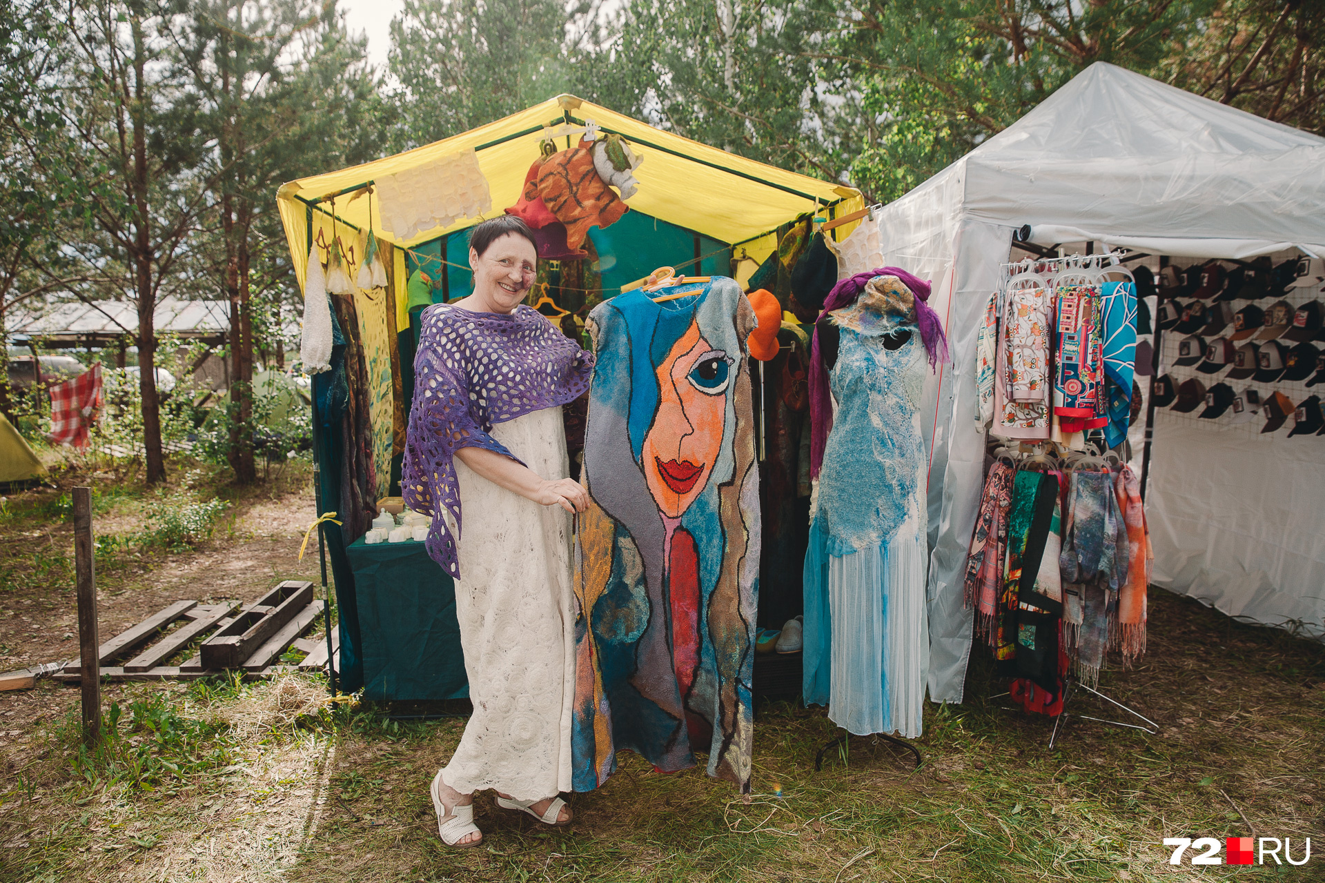Фестиваль стал площадкой для торговцев изделий ручной работы. Здесь можно купить такие дизайнерские сарафаны из войлока