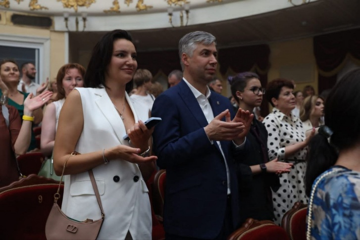 Сити-менеджер Алексей Логвиненко снова попался на редактировании фотографий Сити-менеджер Алексей Логвиненко снова попался на редактировании фотографий