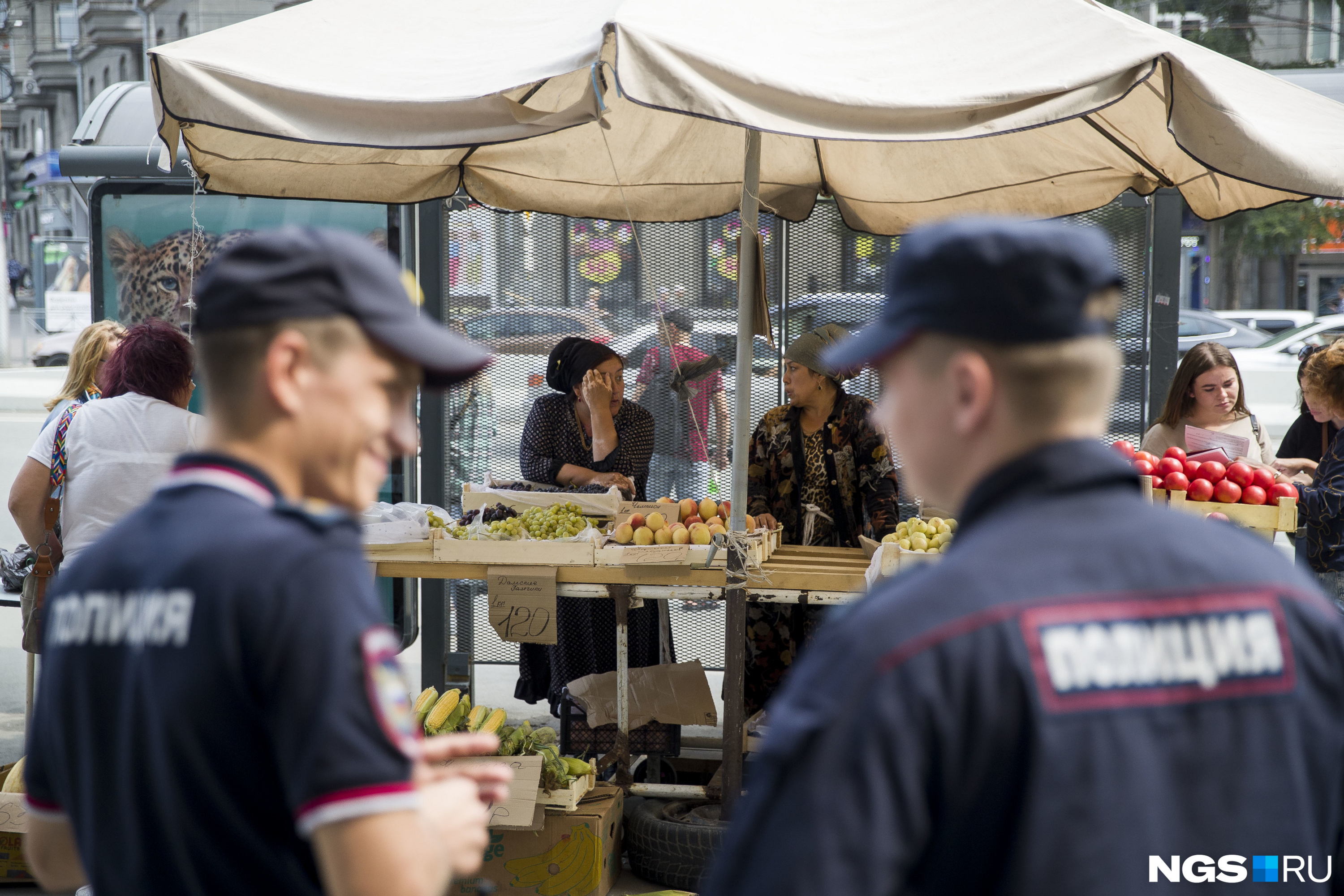Сотрудники мэрии прошли мимо бабушек, которые продают сезонные продукты. Как отметила Наталья Чагина, в мэрии уговаривают бабушек не продавать на тротуарах и не мешать пешеходам. Для этого на территории города есть более 600 социальных лотков Сотрудники мэрии прошли мимо бабушек, которые продают сезонные продукты. Как отметила Наталья Чагина, в мэрии уговаривают бабушек не продавать на тротуарах и не мешать пешеходам. Для этого на территории города есть более 600 социальных лотков