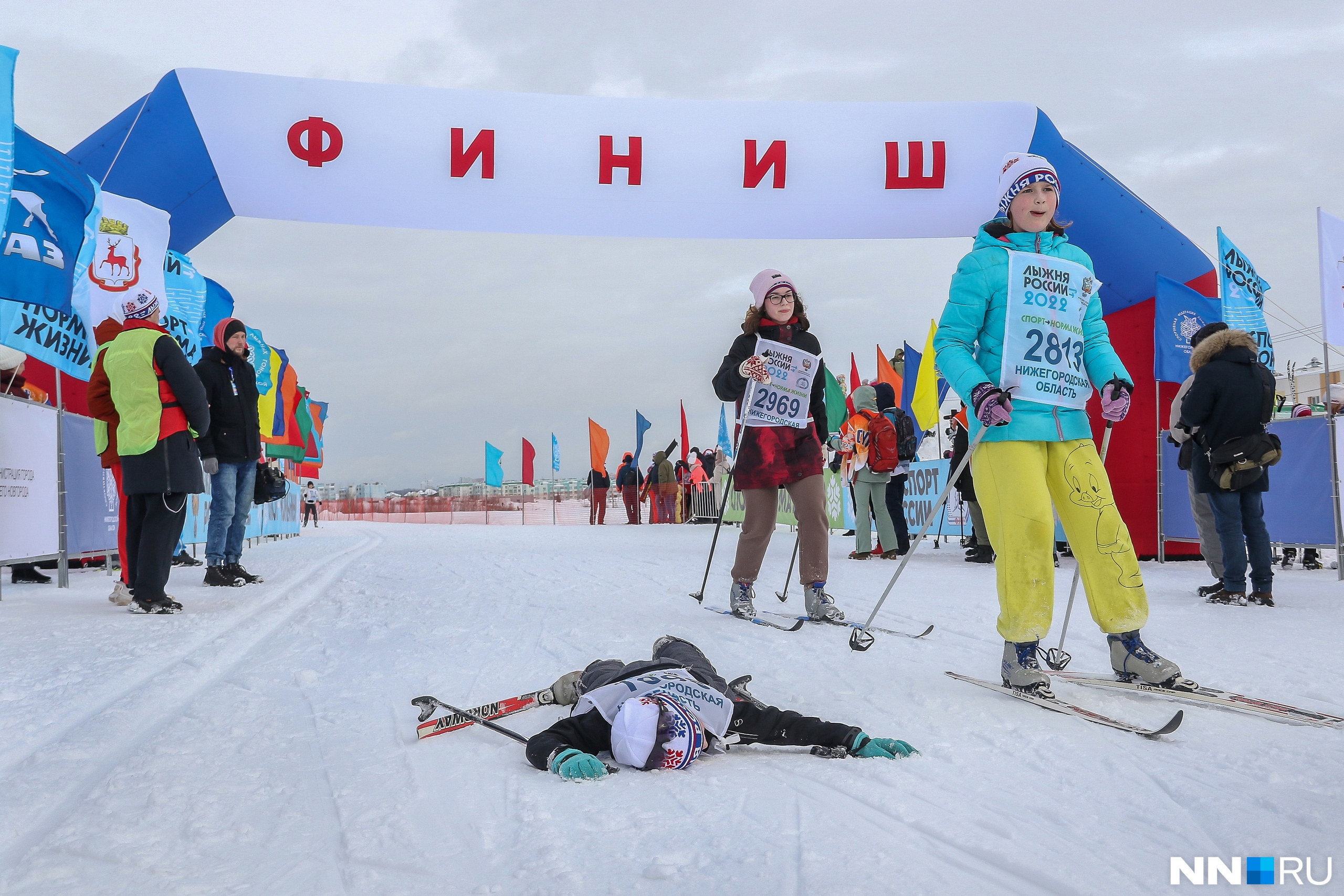 Катание на лыжах — не самое простое занятие, особенно для новичков. Если вы никогда до этого не стояли на лыжах, рекомендуем вам прибегнуть к помощи инструкторов